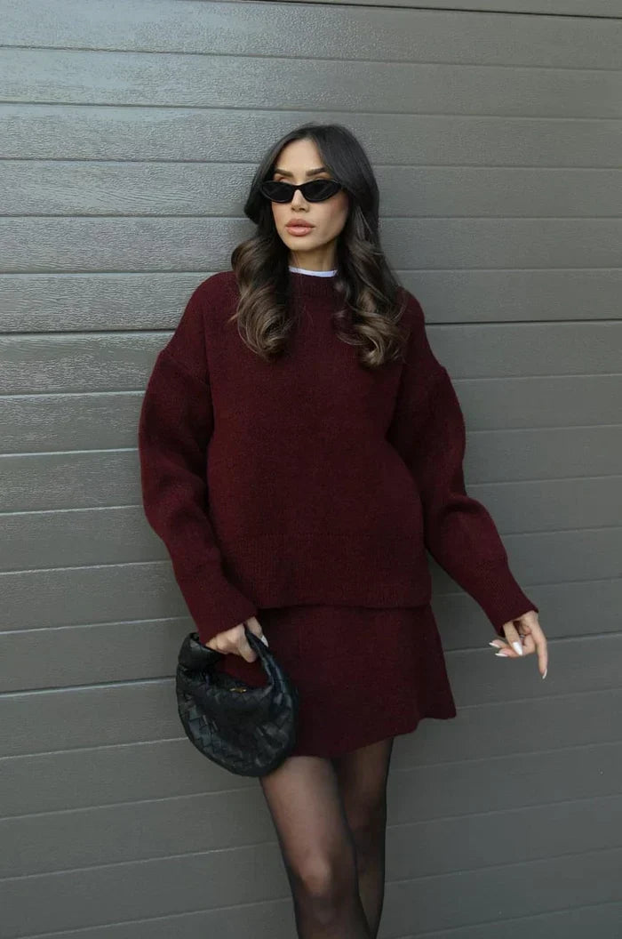 OLALLA conjunto de punto con jersey oversize y minifalda en burdeos