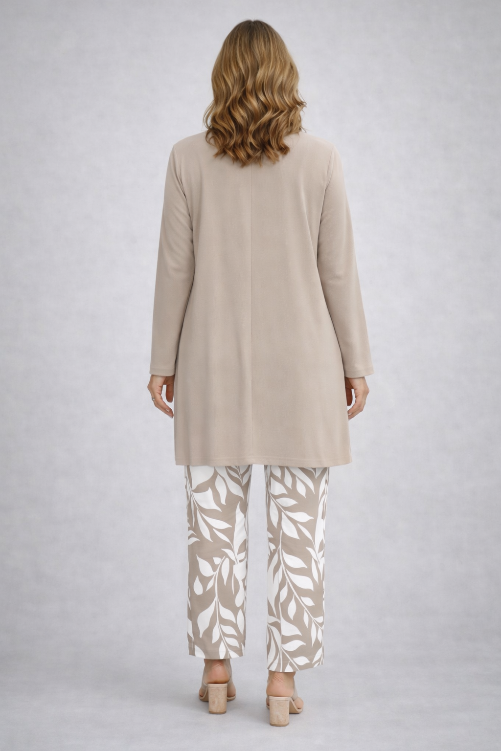 CORA | Conjunto de Tres Piezas Crema con Cárdigan
