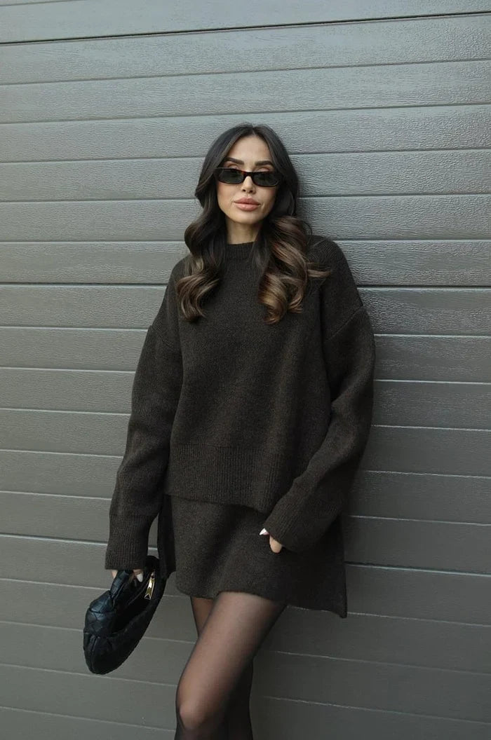 OLALLA conjunto de punto con jersey oversize y minifalda en marrón