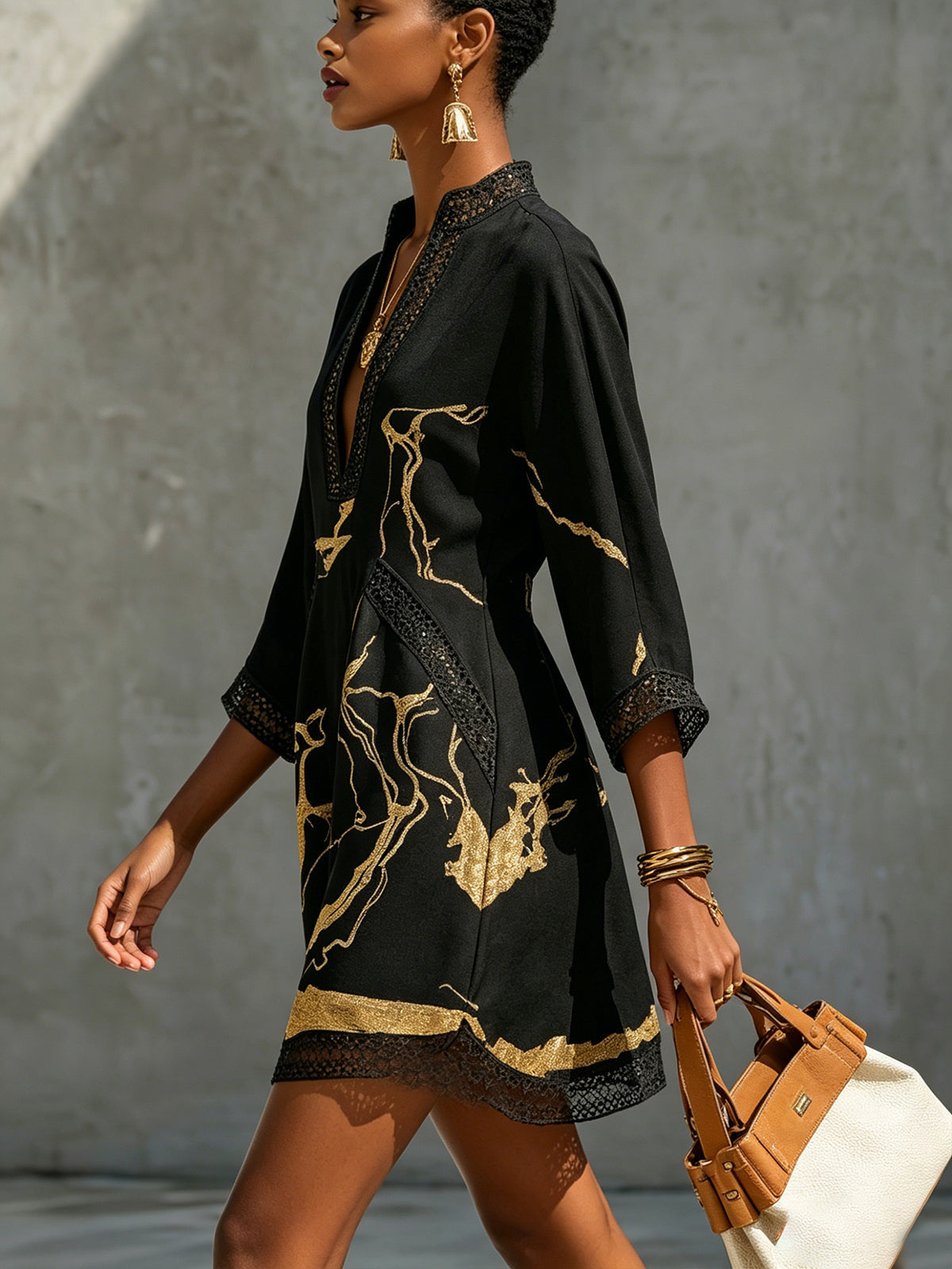 DIANA | Vestido Corto Estampado en Negro y Oro con Escote en V y Encaje de Crochet