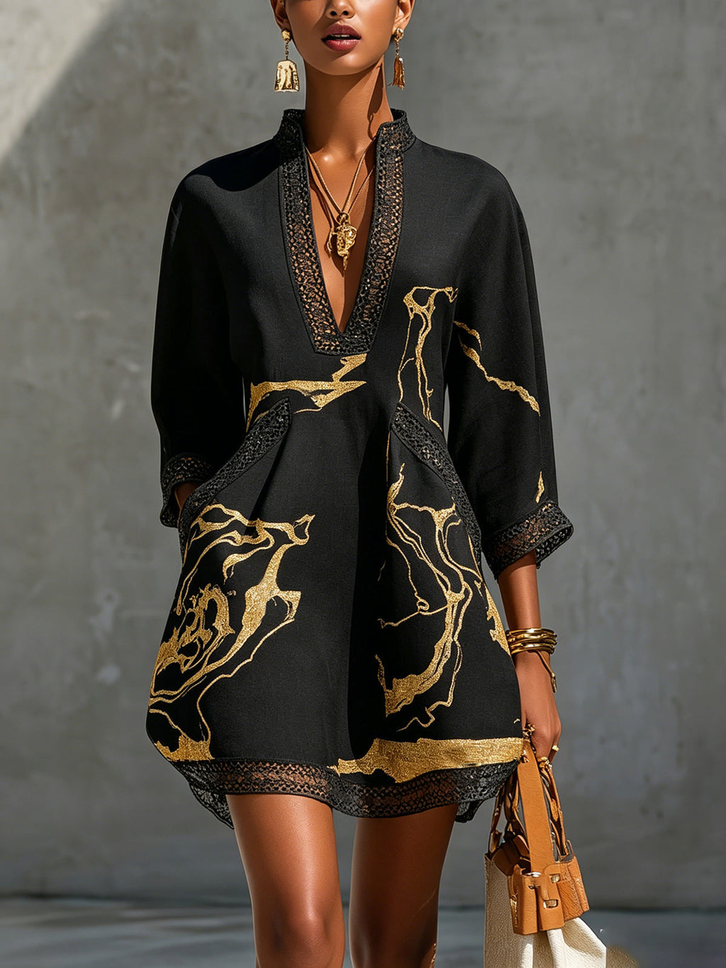 DIANA | Vestido Corto Estampado en Negro y Oro con Escote en V y Encaje de Crochet