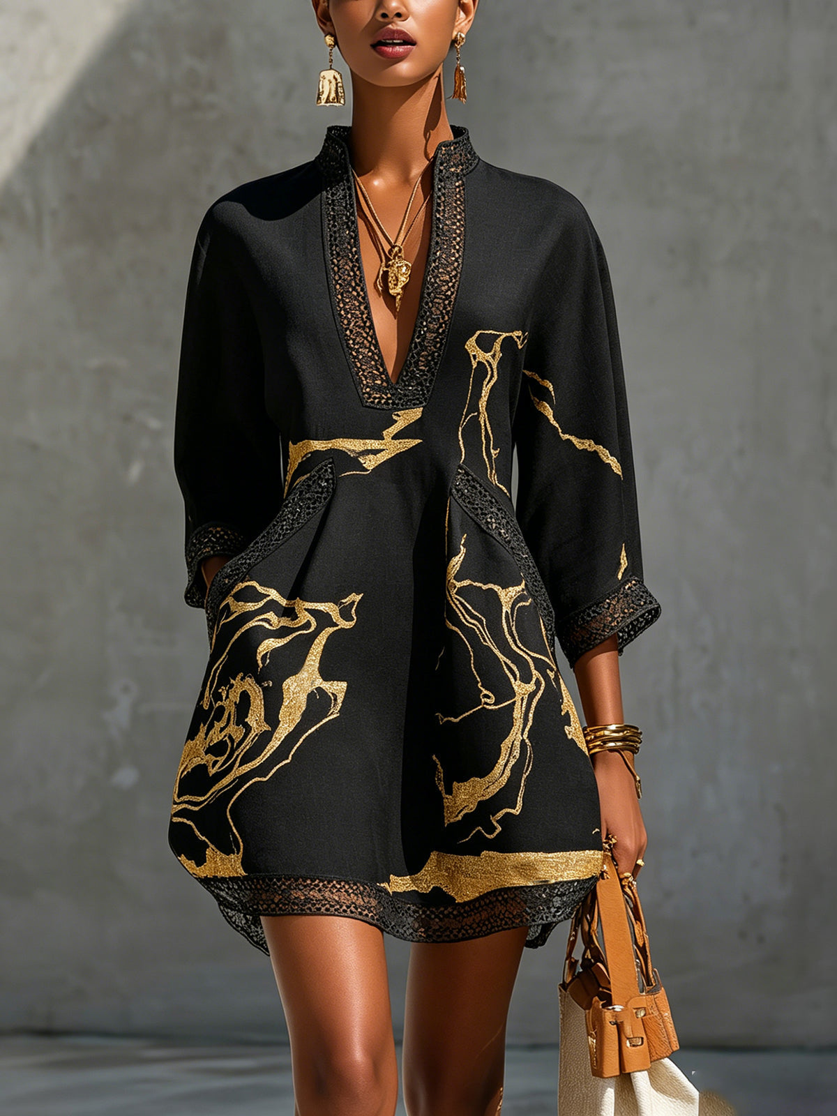DIANA | Vestido Corto Estampado en Negro y Oro con Escote en V y Encaje de Crochet