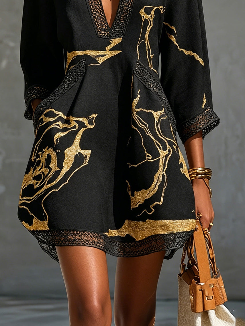 DIANA | Vestido Corto Estampado en Negro y Oro con Escote en V y Encaje de Crochet