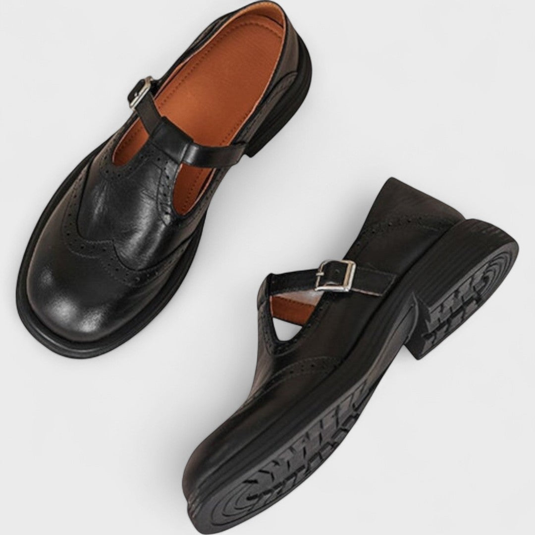 ÁGATA Mary Jane brogue con hebilla en negro